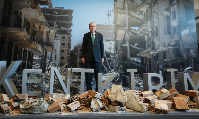 Erdoğan enkaz önünde poz verdi I “23 yılı daha iyi özetleyen bir kare olamaz!“