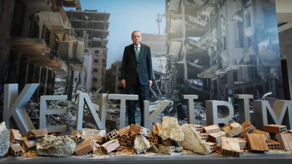 Erdoğan enkaz önünde poz verdi I “23 yılı daha iyi özetleyen bir kare olamaz!“