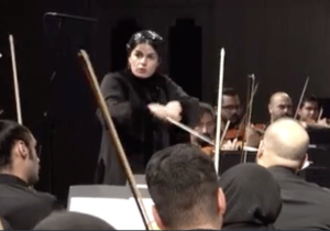 İran’da ilk defa bir kadın Ulusal Orkestra Şefi oldu