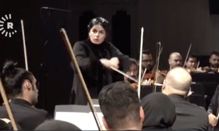 İran’da ilk defa bir kadın Ulusal Orkestra Şefi oldu