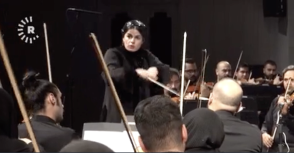 İran’da ilk defa bir kadın Ulusal Orkestra Şefi oldu