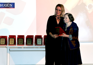 Akın’a onur ödülü: “Bu ödül, korkmayanlara ve unutmayı reddedenlere”