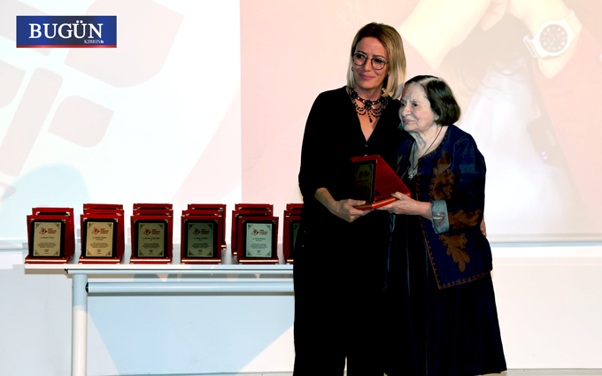 Akın’a onur ödülü: “Bu ödül, korkmayanlara ve unutmayı reddedenlere”