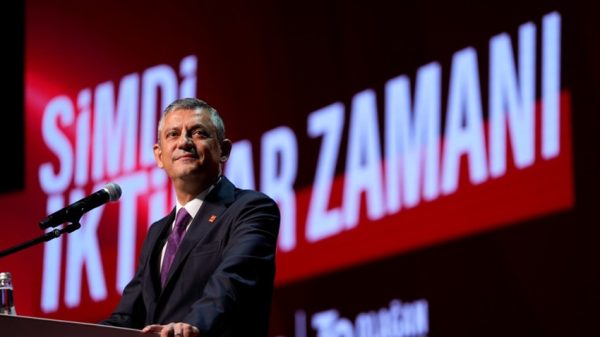 Özgür Özel, parti tarihinde en yüksek oyu alarak Genel Başkan seçildi