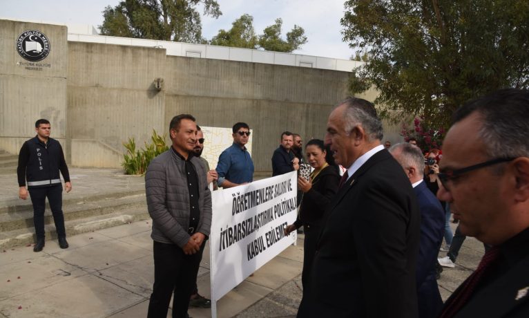 Öğretmenlerden Çavuşoğlu’na 24 Kasım protestosu!