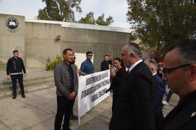 Öğretmenlerden Çavuşoğlu’na 24 Kasım protestosu!