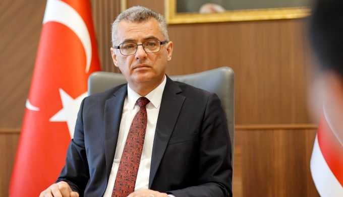 Erhürman, “vatansız” bırakılan genç kadının durumuna tepki gösterdi: “Bürokratik süreç kabul edilemez!”
