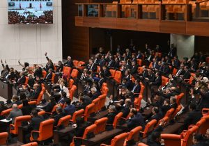 CHP’nin siyasi davaların TRT’den yayınlanması için verdiği kanun teklifi, AKP ve MHP oylarıyla reddedildi