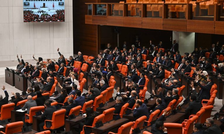 CHP’nin siyasi davaların TRT’den yayınlanması için verdiği kanun teklifi, AKP ve MHP oylarıyla reddedildi