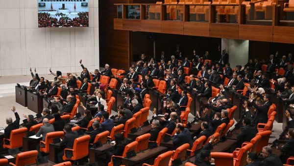 CHP’nin siyasi davaların TRT’den yayınlanması için verdiği kanun teklifi, AKP ve MHP oylarıyla reddedildi