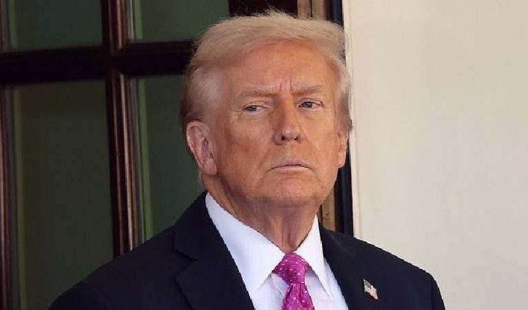 Epstein dosyalarında Trump’ın adı geçti: 14 yaşındaki kız çocuğuyla Mar-a-Lago’da görüşme iddiası