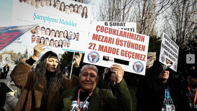 6 Şubat’ta yakınlarını kaybeden aileler yeni yargı paketine karşı TBMM önünde nöbette