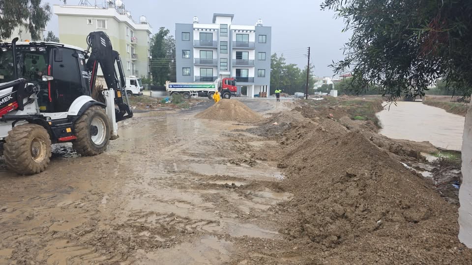 Nalbantoğlu Hastanesi’nde taşkın önlemleri: İçişleri, LTB ve Sivil Savunma sahada