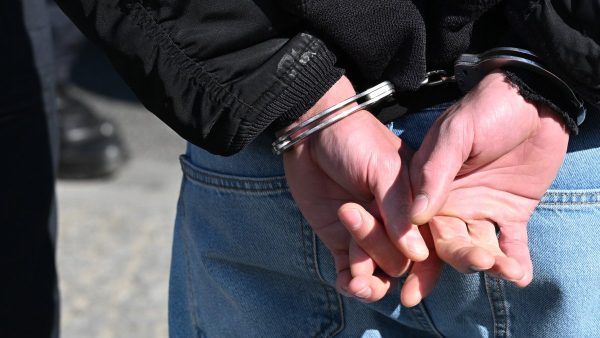 Güney Kıbrıs polisi, 36 yaşındaki şüpheliyi uluslararası arama emriyle Lokmacı’da gözaltına aldı