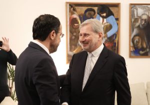 Hahn’dan Hristodulidis’e: “Avrupa, Türk liderle iyi bir ilişki kurmanız konusunda size güveniyor“