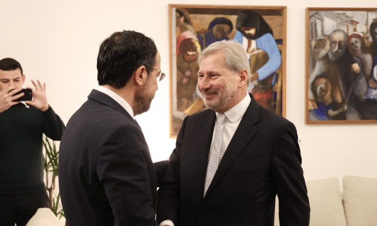 Hahn’dan Hristodulidis’e: “Avrupa, Türk liderle iyi bir ilişki kurmanız konusunda size güveniyor“