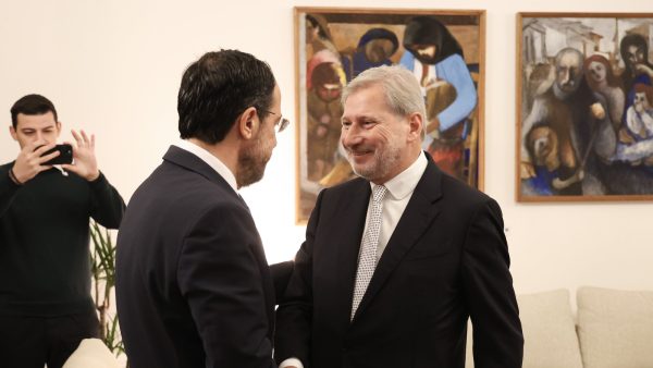 Hahn’dan Hristodulidis’e: “Avrupa, Türk liderle iyi bir ilişki kurmanız konusunda size güveniyor“