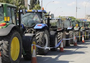 Kıbrıslı çiftçiler Avrupa genelindeki eşzamanlı eylemlere katılmak için bugün traktörleriyle yollarda