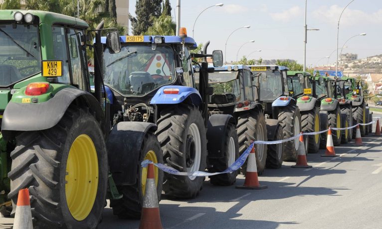 Kıbrıslı çiftçiler Avrupa genelindeki eşzamanlı eylemlere katılmak için bugün traktörleriyle yollarda