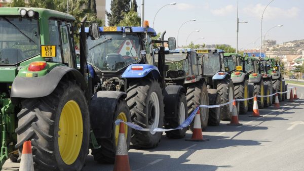 Kıbrıslı çiftçiler Avrupa genelindeki eşzamanlı eylemlere katılmak için bugün traktörleriyle yollarda