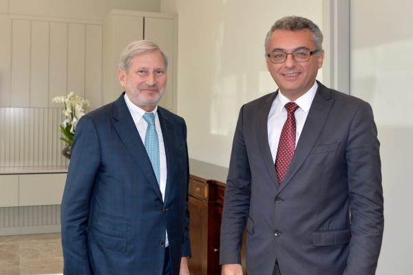 Güney basını: Ertuğruloğlu, Erhürman’ın AB temsilcisi Hahn ile görüşmesini eleştirdi