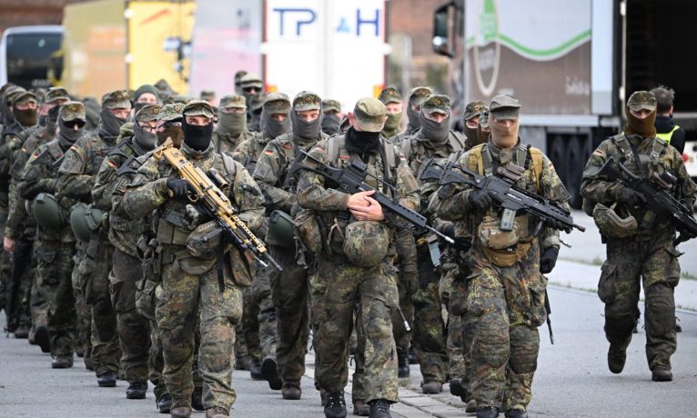 Almanya’da yeni askerlik yasası toplumu böldü; gençler ülke genelinde sokaklara döküldü