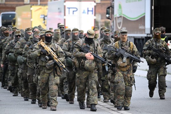 Almanya’da yeni askerlik yasası toplumu böldü; gençler ülke genelinde sokaklara döküldü