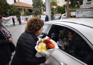 Barış Derneği, BM Temsilcisi Holguín’i Ledra Palas’ta pankartlarla karşıladı