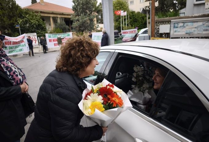 Barış Derneği, BM Temsilcisi Holguín’i Ledra Palas’ta pankartlarla karşıladı