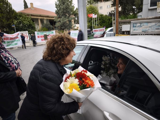 Barış Derneği, BM Temsilcisi Holguín’i Ledra Palas’ta pankartlarla karşıladı