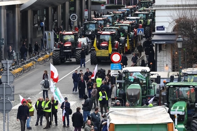 AB Liderler Zirvesi’ni traktörlerle kuşattılar: AB-Mercosur anlaşmasına tepki