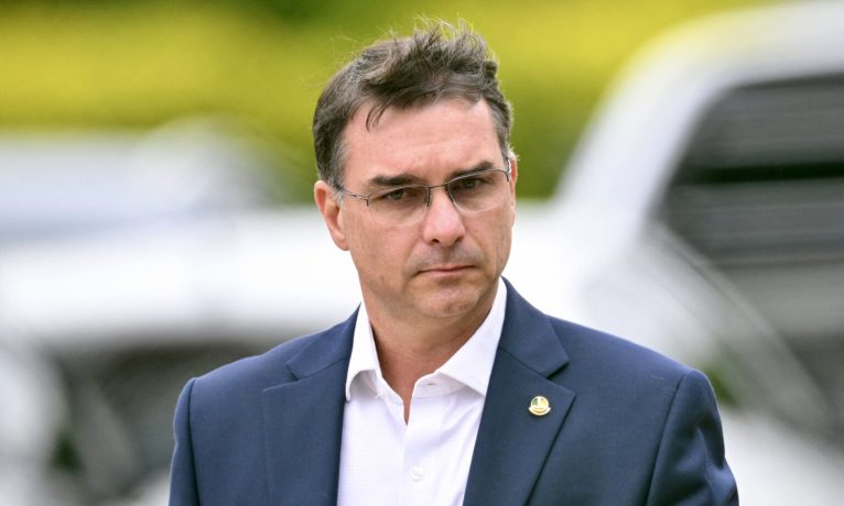 Brezilya | Bolsonaro, oğlu Flavio’yu 2026 seçimleri için başkan adayı alarak gösterdi