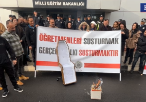 KTOEÖS’ten bakanlık önünde sert protesto: “Öğretmeni susturmak halkı susturmaktır”