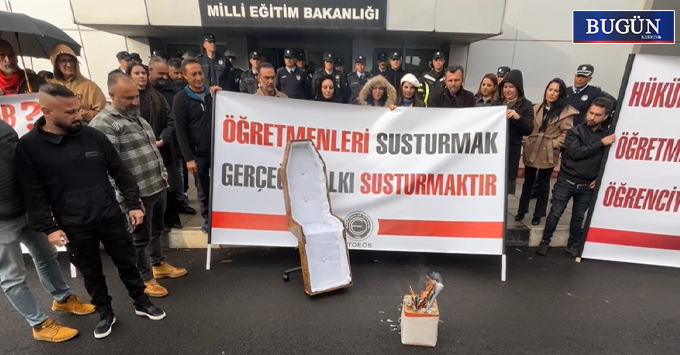 KTOEÖS’ten bakanlık önünde sert protesto: “Öğretmeni susturmak halkı susturmaktır”
