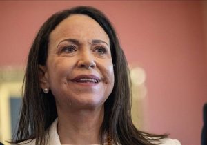 Beyaz Saray’da dikkat çeken an: Machado Nobel’i Trump’a sundu