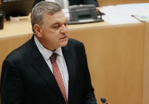 DİSİ, kadına şiddet uygulayan Nikos Sykas’ı aday listesine almadı