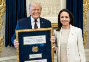 Beyaz Saray’da dikkat çeken an: Machado Nobel’i Trump’a sundu