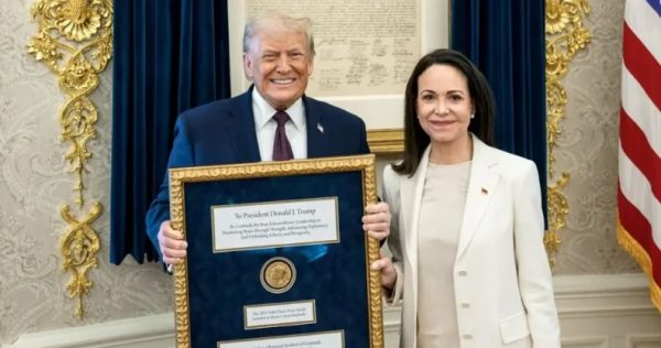 Beyaz Saray’da dikkat çeken an: Machado Nobel’i Trump’a sundu