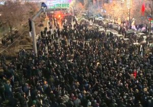 İran’daki protestolar şiddetlendi: Kamu binası ve polis araçları yakıldı