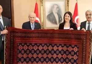 Abdullah Öcalan’dan Devlet Bahçeli’ye kilim hediyesi