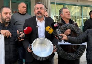 Hür-İş asgari ücrete itiraz etti, Bakanlık önüne siyah çelenk bıraktı