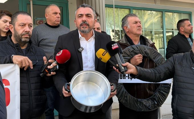 Hür-İş asgari ücrete itiraz etti, Bakanlık önüne siyah çelenk bıraktı