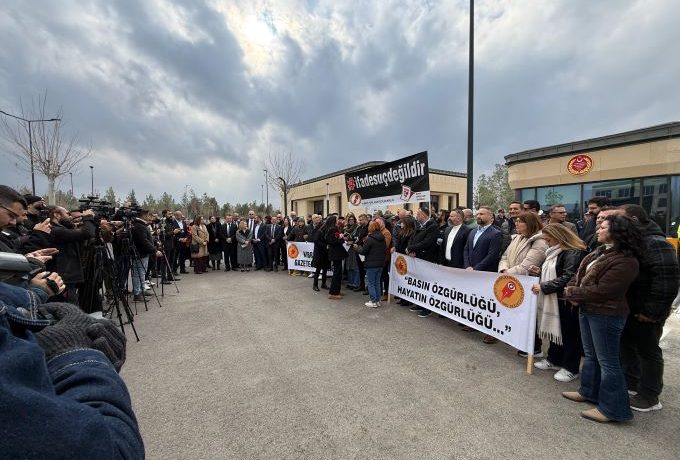 İfade özgürlüğüne vurulmak istenen kelepçeyi kabul etmiyoruz