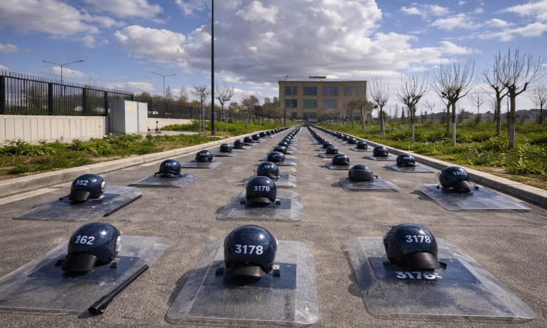 POLİS BARİKATIYLA FİBER YASASI