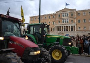 Traktörler Sintagma’yı kapattı: Atina’da çiftçiler geceyi meydanda geçirdi