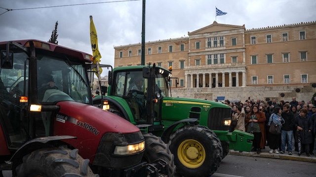 Traktörler Sintagma’yı kapattı: Atina’da çiftçiler geceyi meydanda geçirdi
