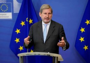 AB’nin Kıbrıs Özel Temsilcisi Hahn, 900 milyon euroluk gayrimenkul satışı soruşturmasında gündemde!