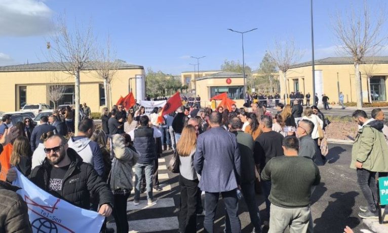 Meclis’te direniş, sokakta isyan