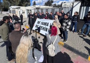 Öğretmenler elçilik önünde haykırdı: Siyasi irademizi teslim etmeyeceğiz!