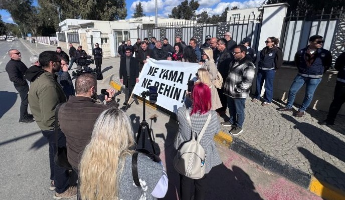 Öğretmenler elçilik önünde haykırdı: Siyasi irademizi teslim etmeyeceğiz!
